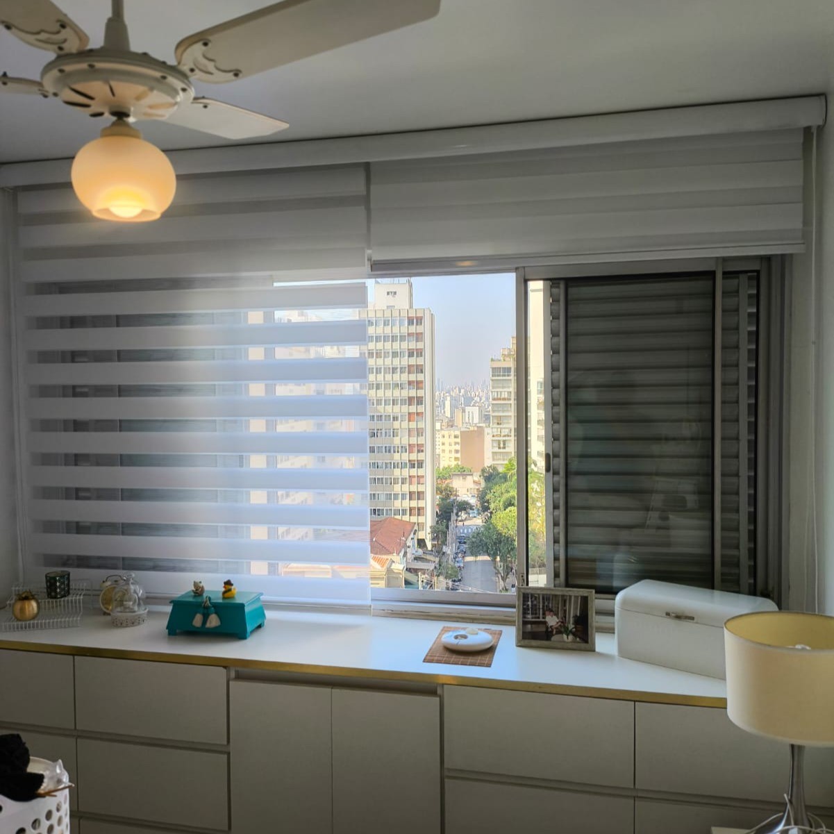 Persiana double vision em quarto com vista para a cidade