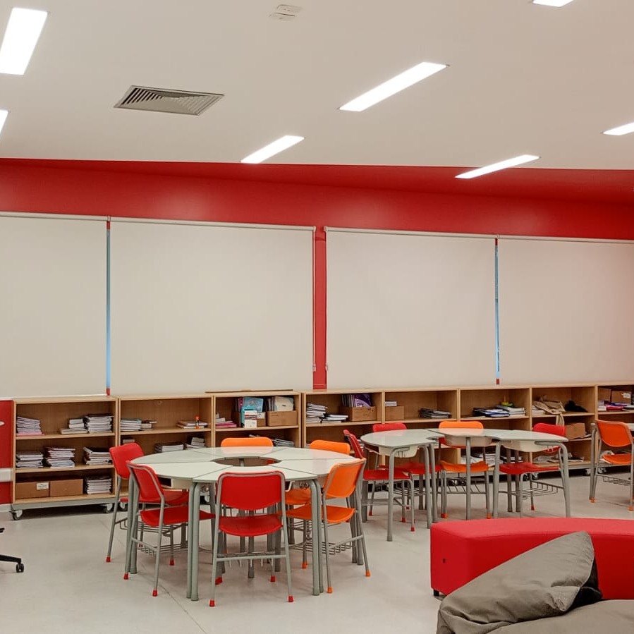 Persiana instalada em ambiente comercial