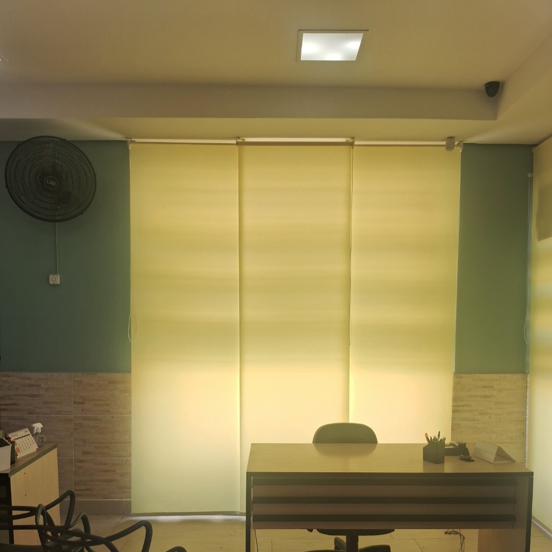 Persiana em painel translúcido em ambiente comercial